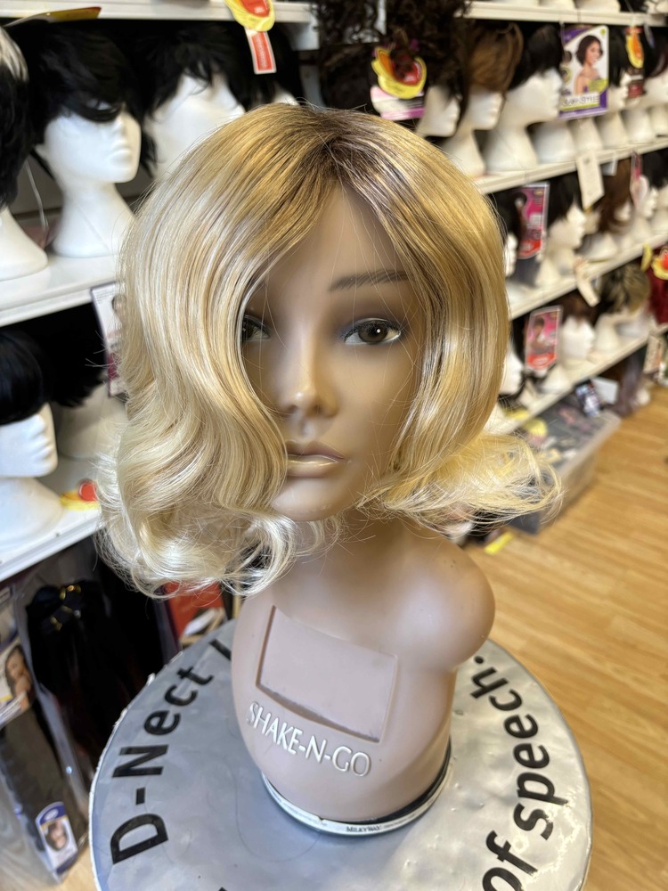 BEAUTIFUL BLONDE WIG