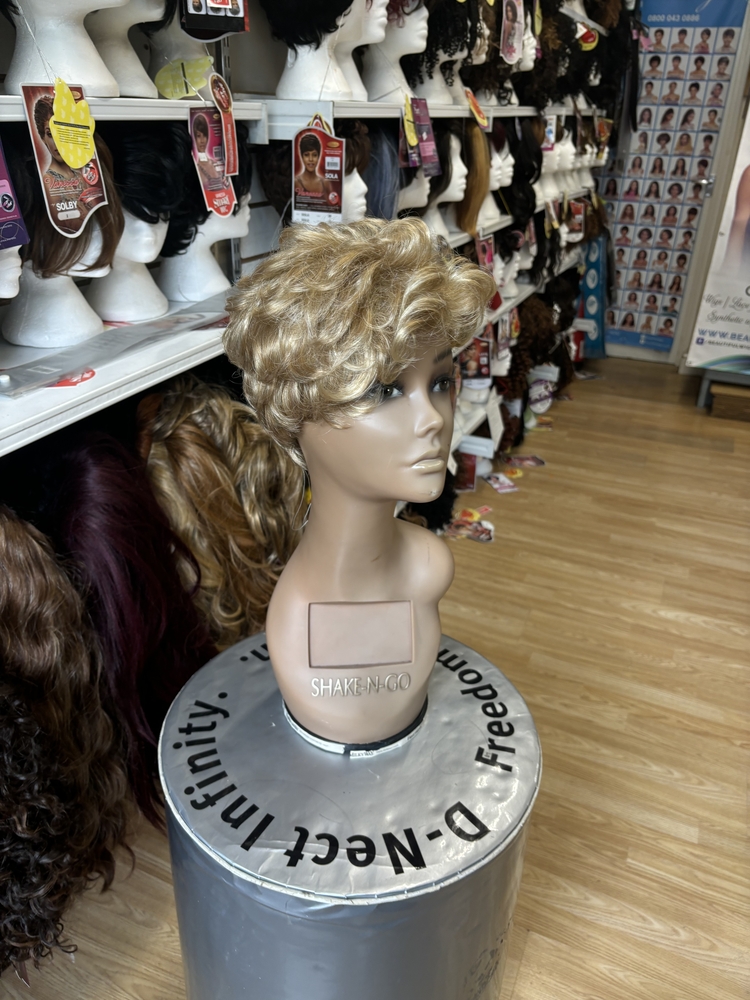 BEAUTIFUL SHORT LACE FRONT WIGS