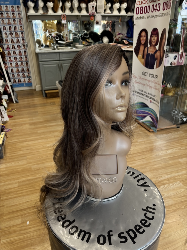 BEAUTIFUL LONG LACE FRONT-WIGE